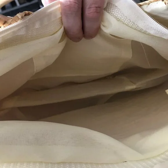 Women's Straw Handbag With Flower Detail - Picture 3 of 7